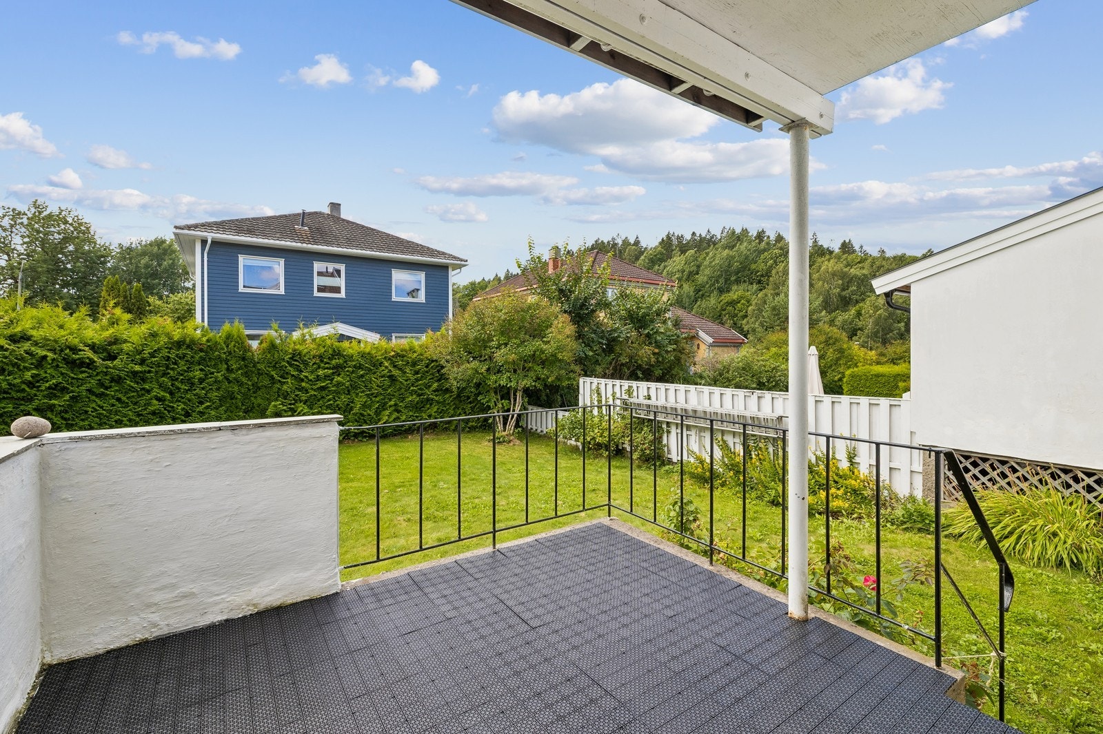 Terrasse med trapp ned mot hagen Galleribilde