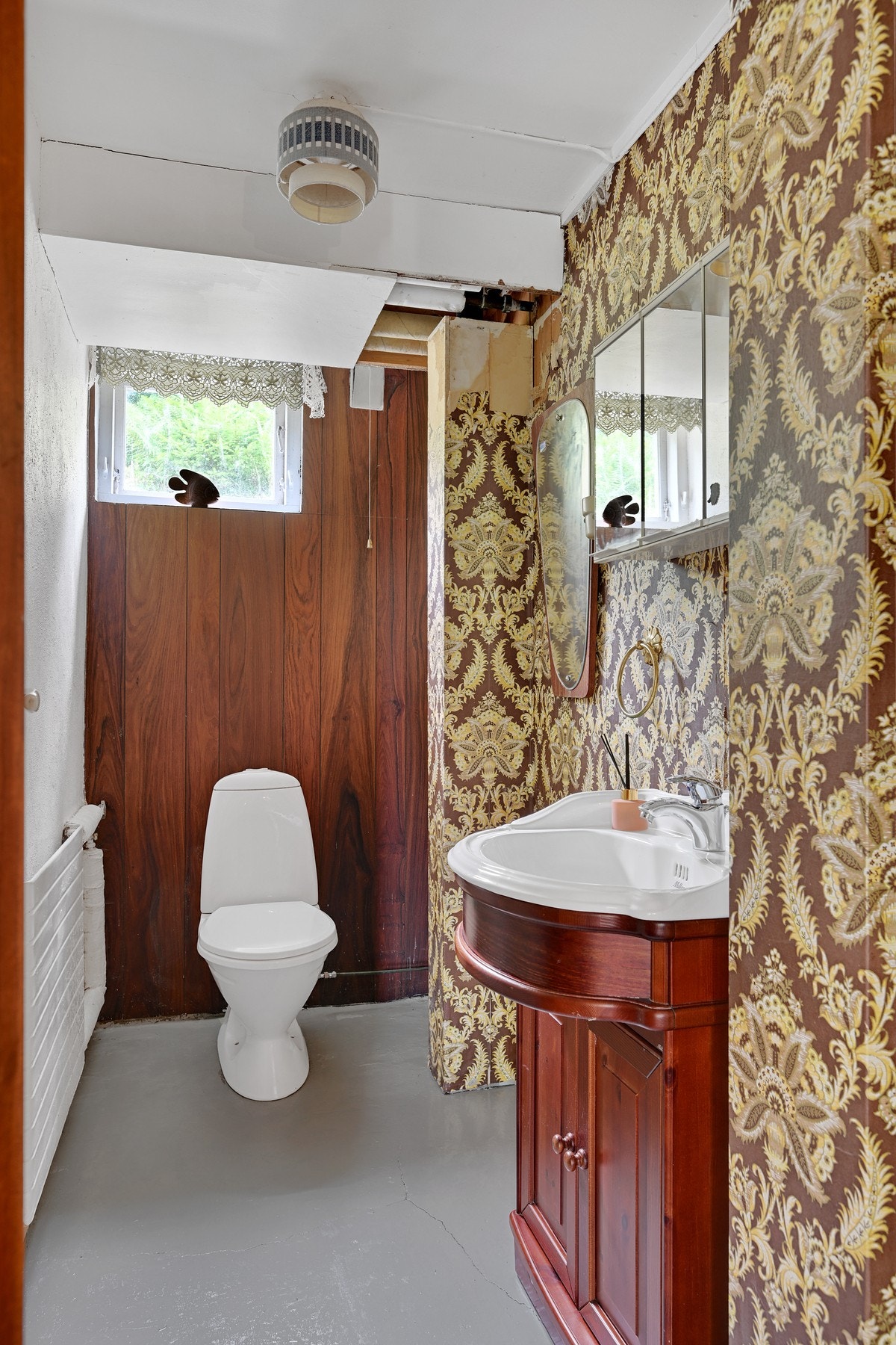 Separat wc-rom med servant Galleribilde