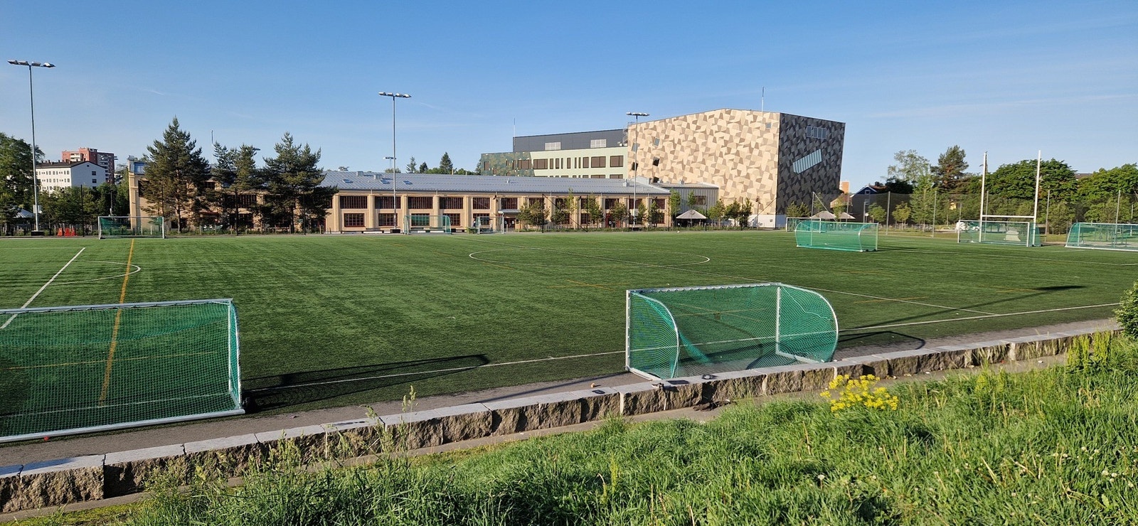 Voldsløkka idrettspark er en utendørs idrettspark med mange spillflater, klubbhus og garderobefasiliteter. På vinterstid blir en av flatene islagt. Galleribilde