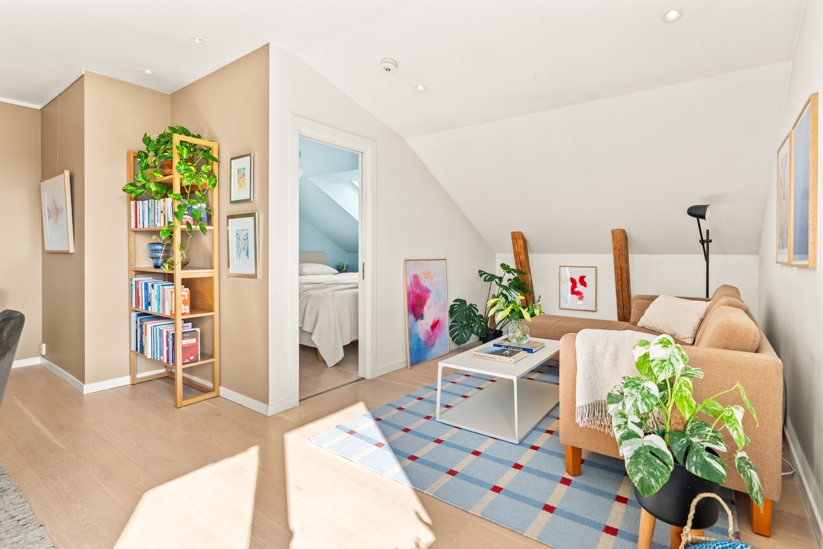 Fin standard med slette vegger og himlinger, parkett på gulv. Stilige synlige bjelker. Her kan du flytte rett inn! Galleribilde