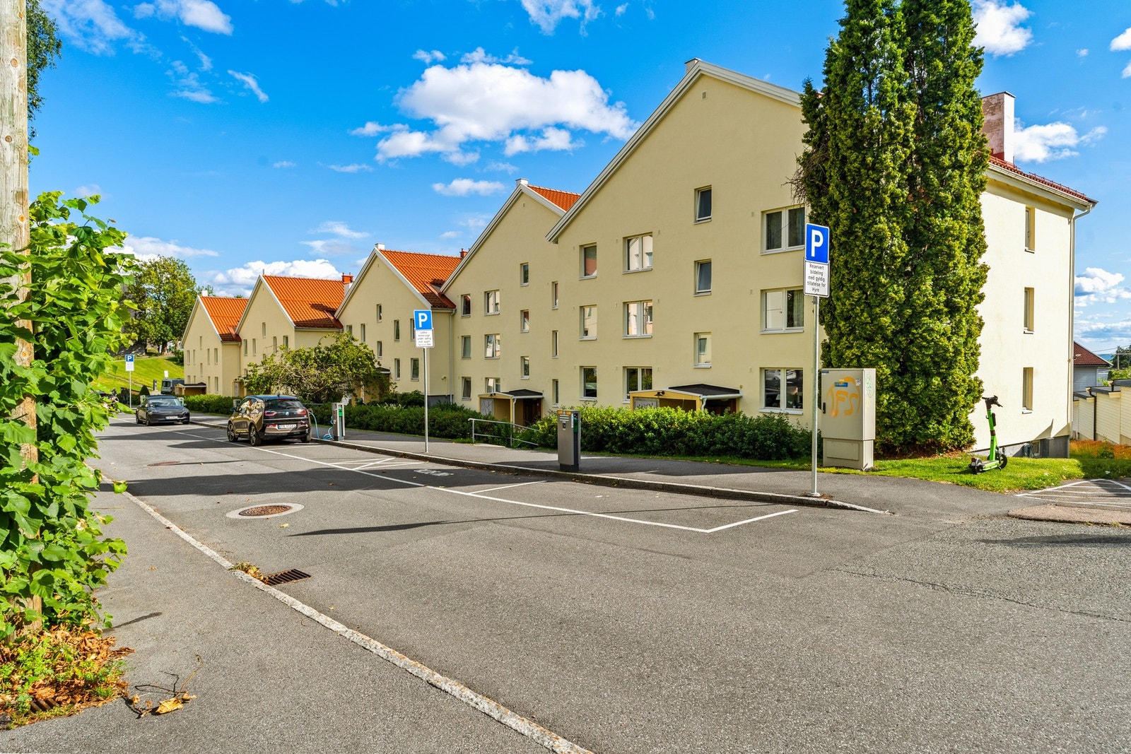 Det er godt med elbilladestasjoner rett utenfor bygningene. Galleribilde