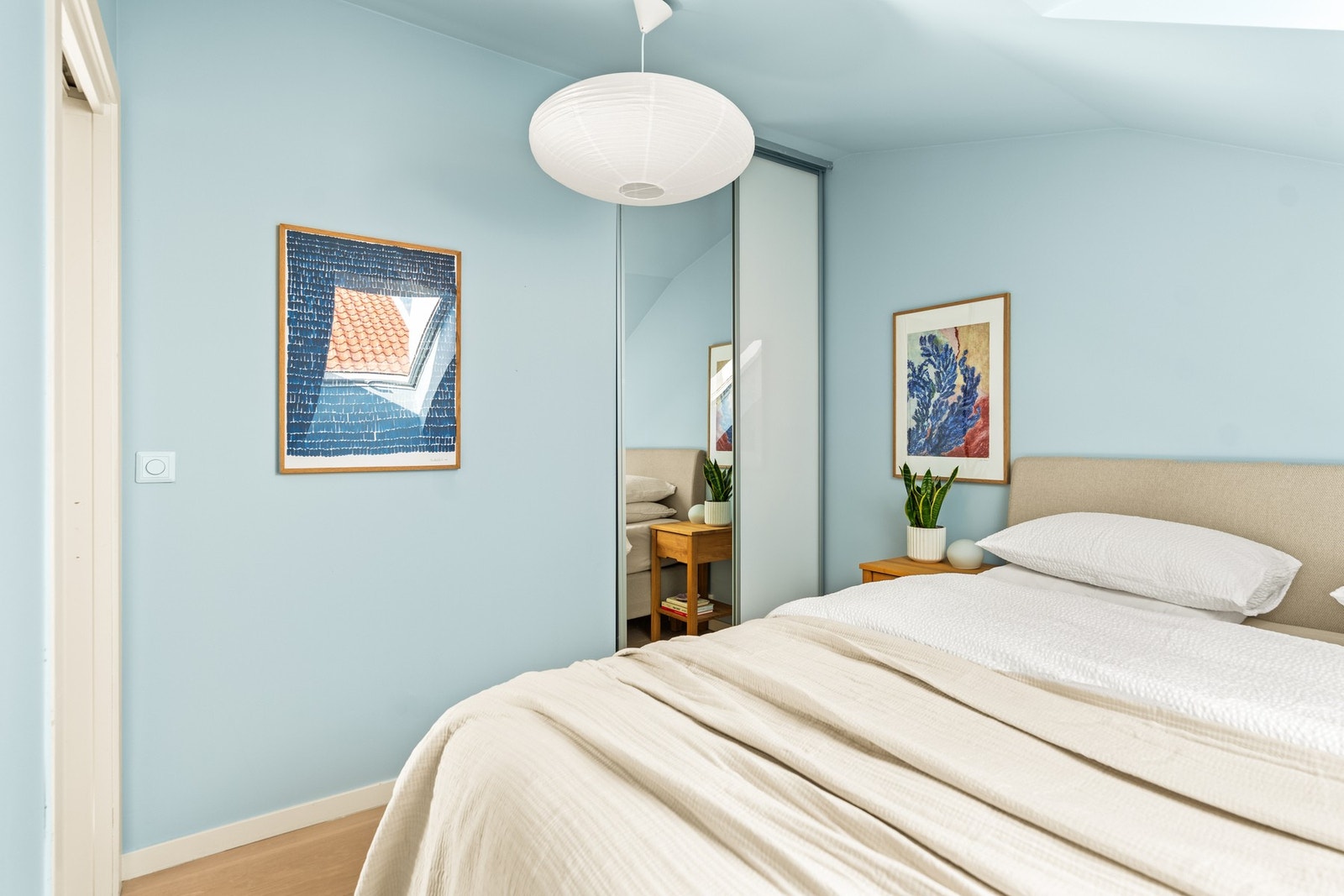 Soverom 1 med innebygget garderobekap med speilfront. Galleribilde