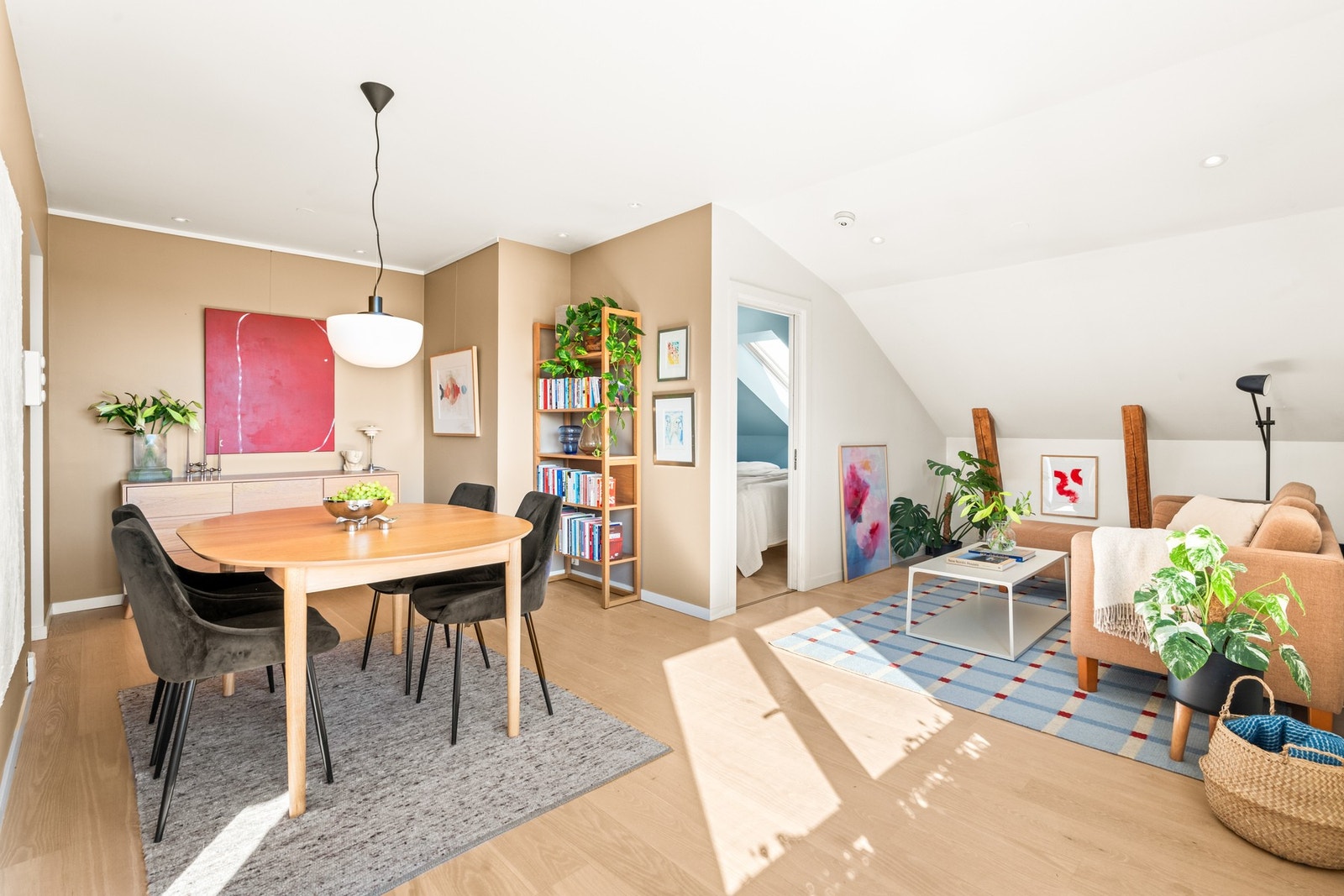 Stue med plassbesparende skyvedør inn til hovedsoverommet. Galleribilde
