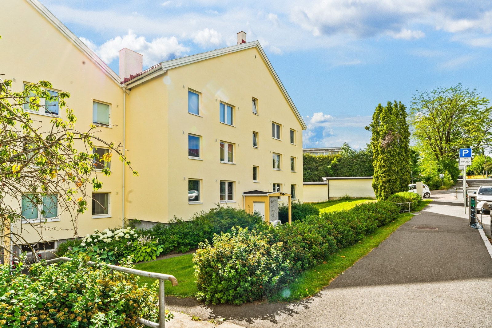 Aksjelaget har parkeringsplasser og garasjer som kan leies. Plasser tildeles etter venteliste. Styret opplyser pr. 30.07.26 at det er 5 stk. på venteliste. Garasjeleie pr. d.d. er kr. 1 650,- og parkeringsleie kr. 400,- pr. mnd. Galleribilde