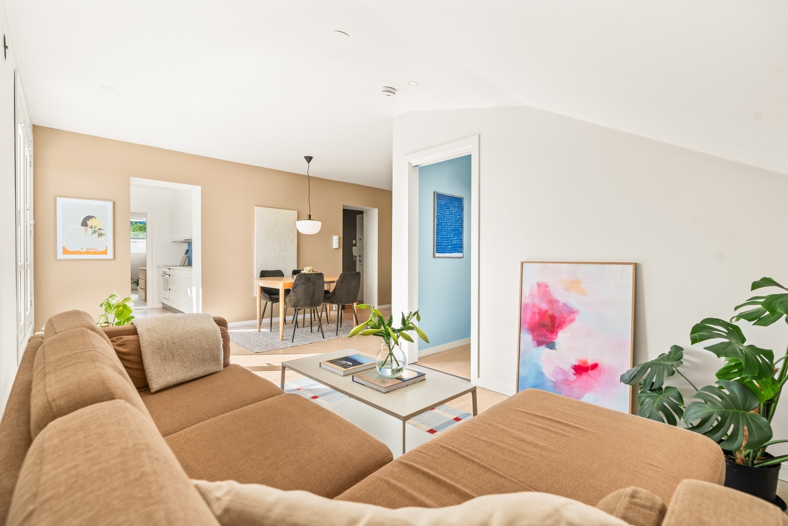 Stuen har plass til en stor sofagruppe i nisjen med skråtak. Velegnet til tv på veggen. Galleribilde
