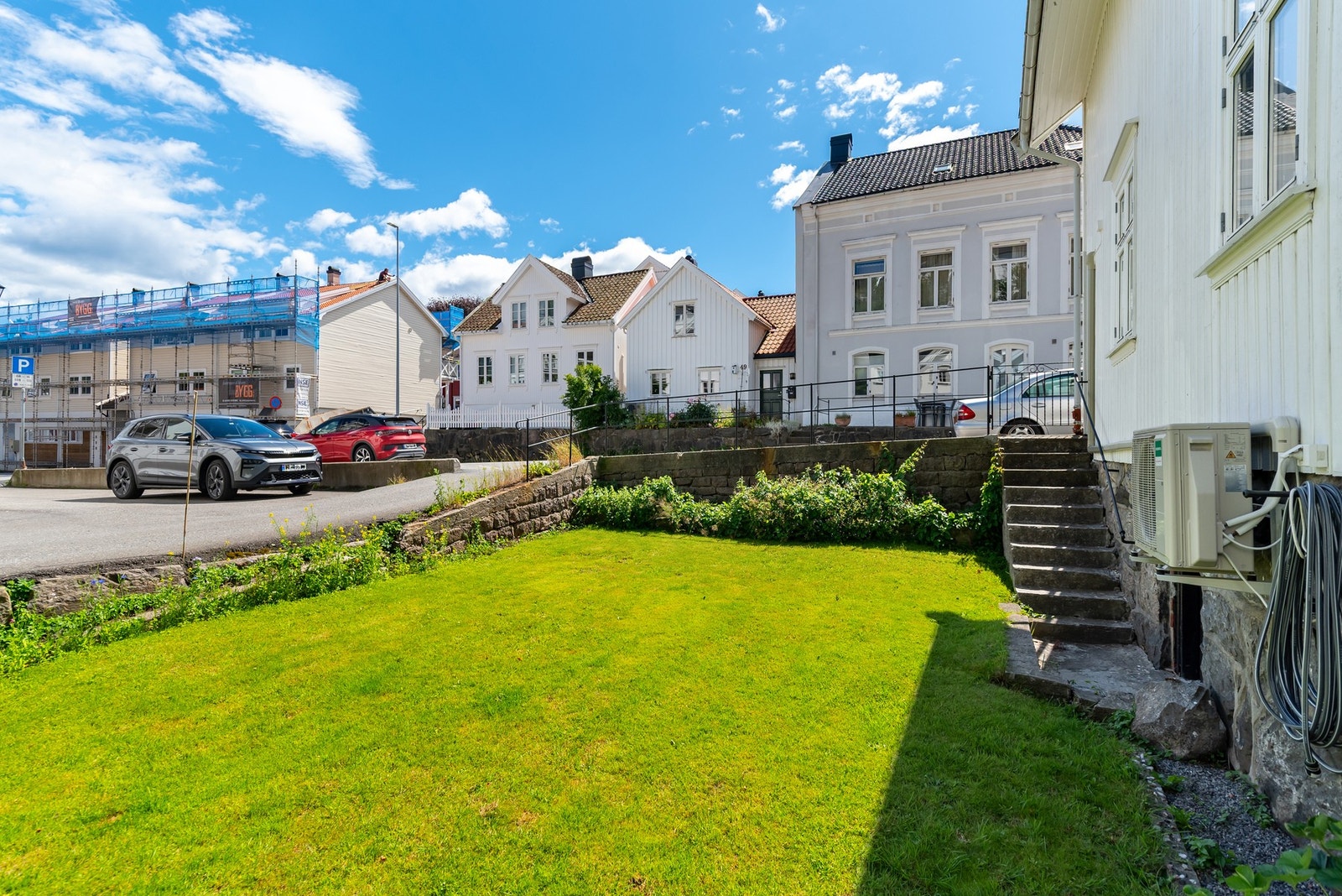 Solrik uteplass. Galleribilde
