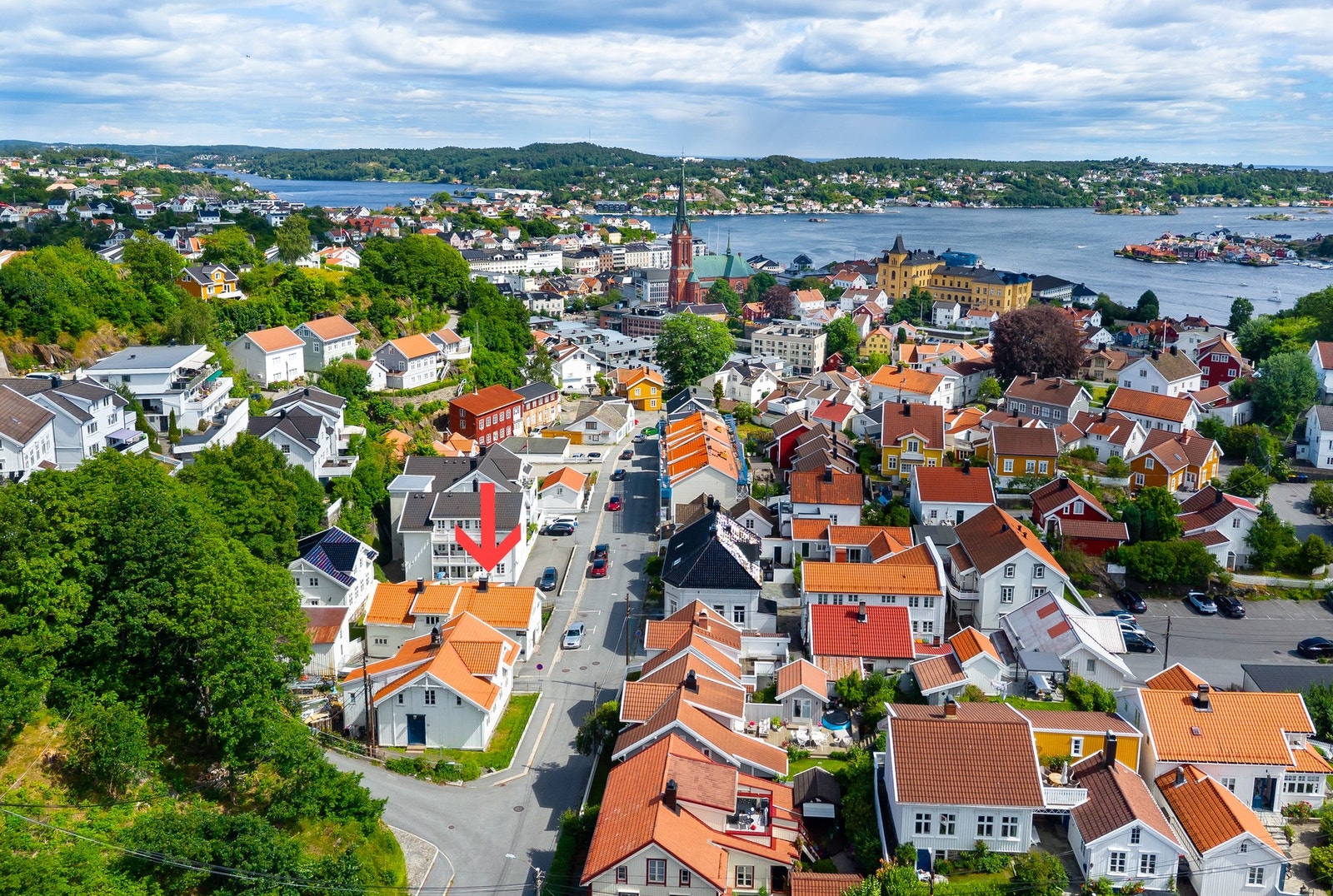 Meget sentral beliggenhet i utkanten av Arendal Sentrum. Galleribilde