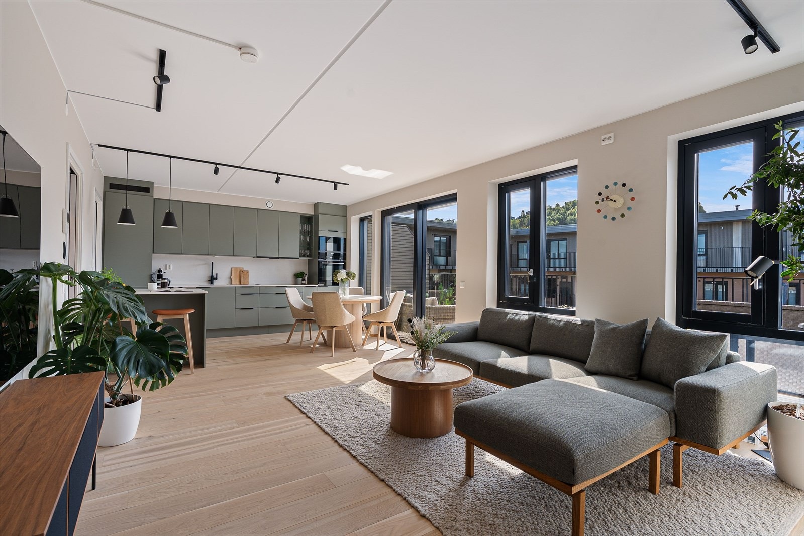 Elegant åpen stue- og kjøkkenløsning med gjennomgående gode farge og materialvalg. Galleribilde