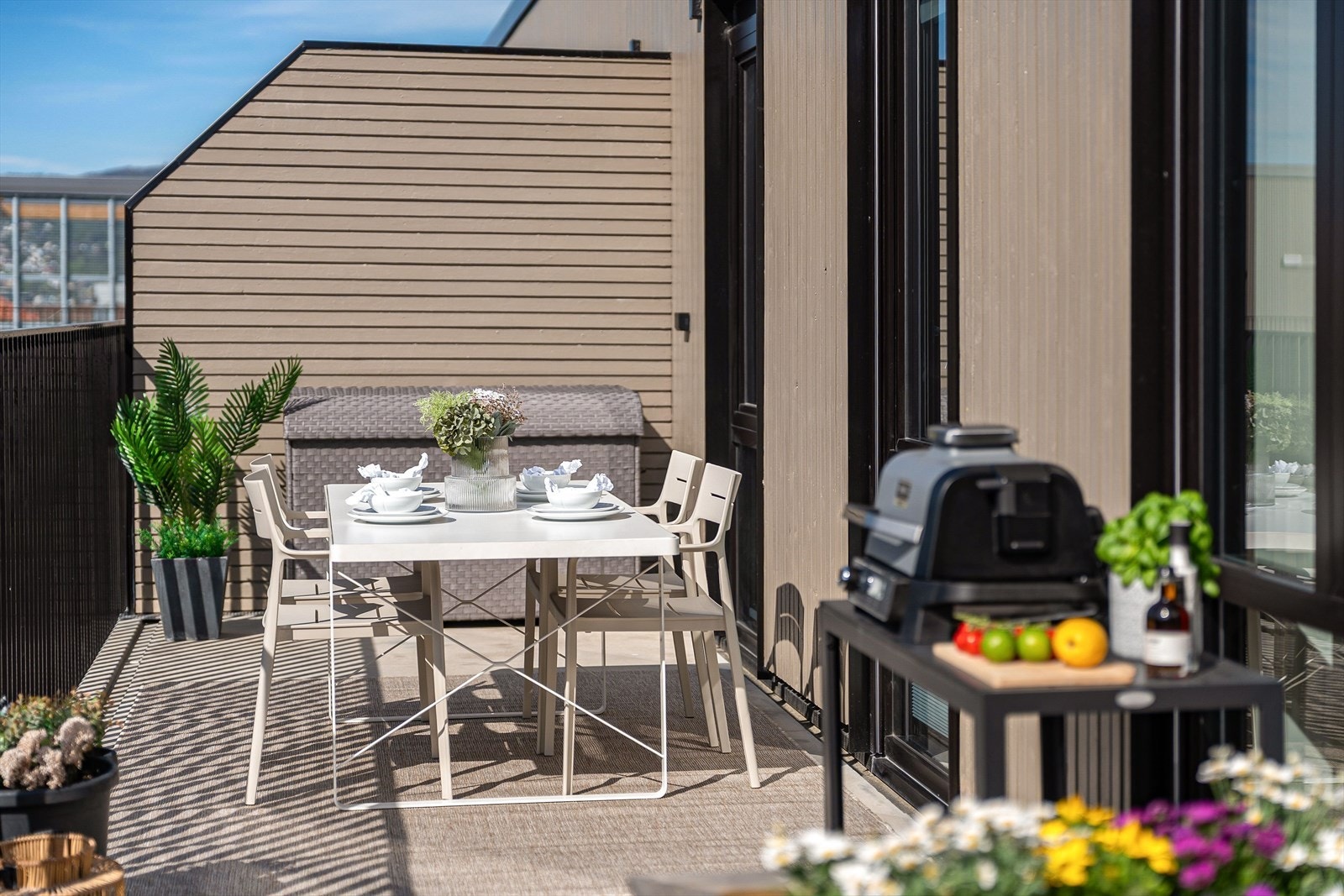 På balkongen har man god plass til grill og øvrig utemøblement, perfekt for å nyte varme sommerdager ute. Galleribilde
