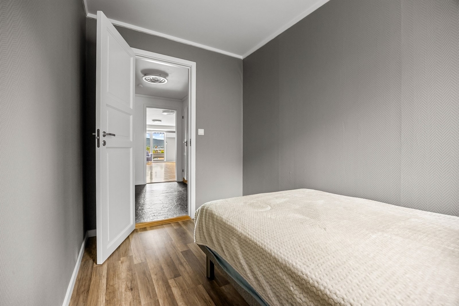 Her er det plass til enkeltseng, nattbord og garderobe. Rommet egner seg godt som barnerom, gjesterom eller hjemmekontor. Galleribilde