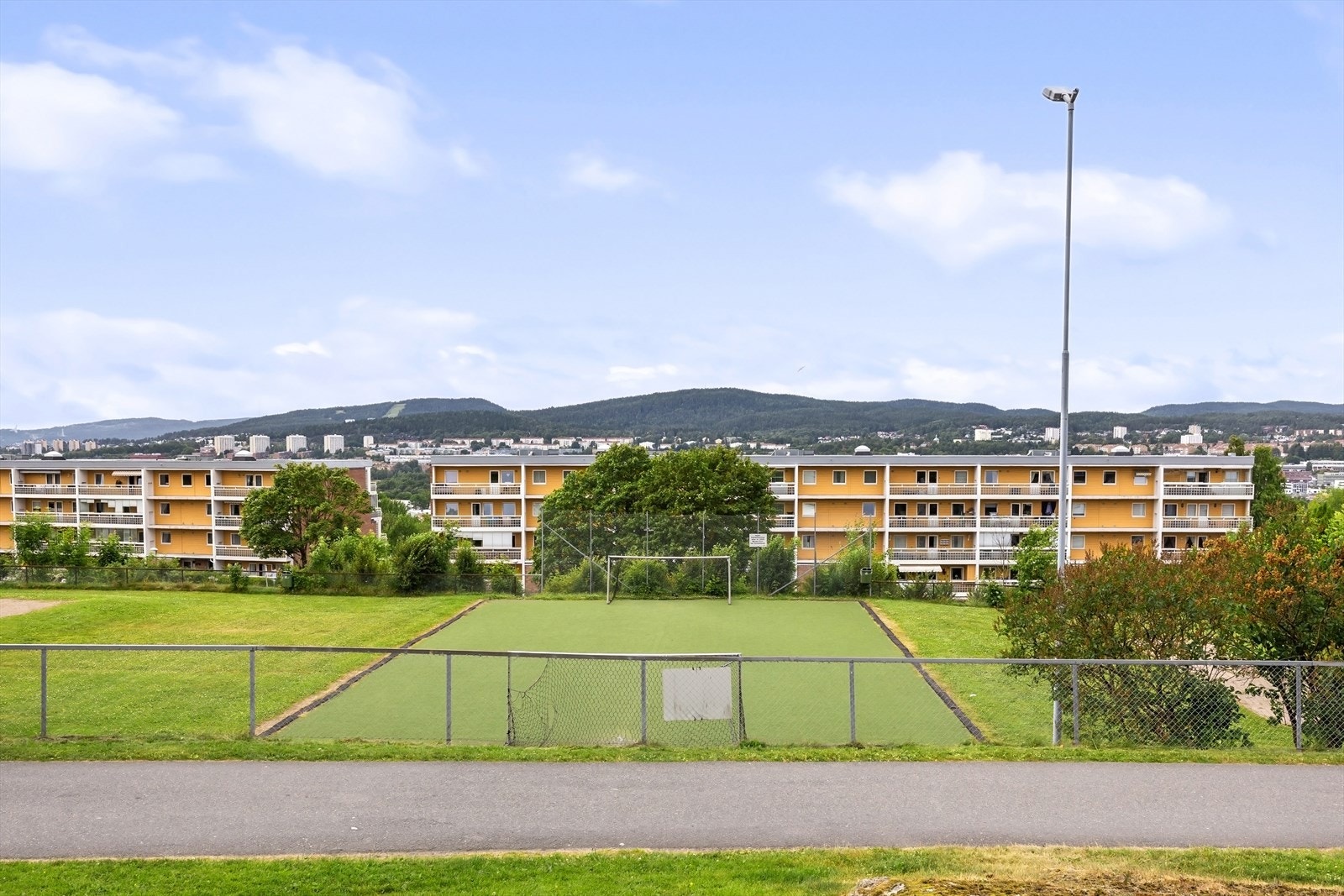 Rett ved boligen finner du en fotballbane hvor barna kan skape minner for livet. Galleribilde