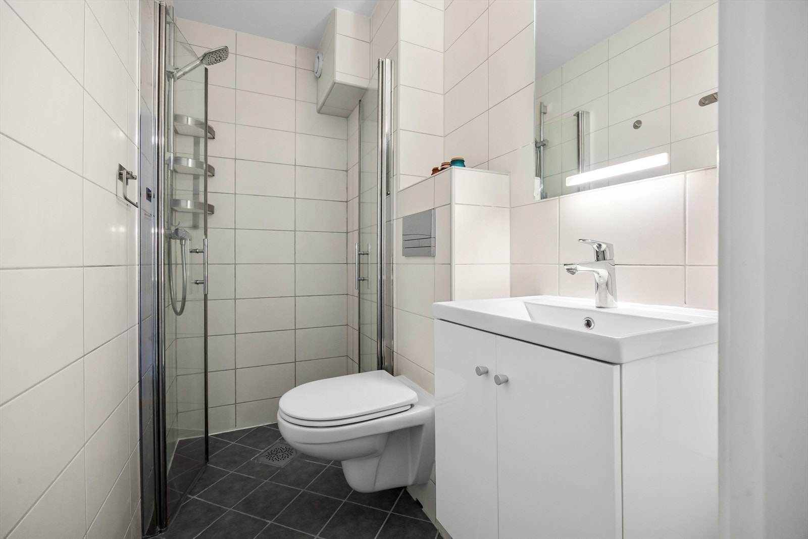 Det andre badet er noe mindre og egner seg godt som et praktisk hverdagsbad. Galleribilde