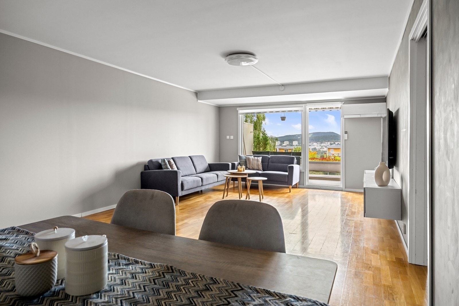 Her er det god plass til sofagruppe, mediebenk, spisebord og øvrig møblement. Galleribilde