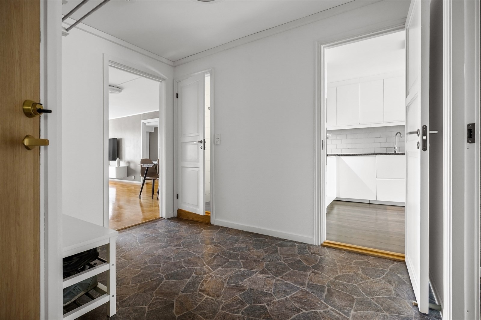 Her er det god plass til å sette fra deg sko og henge fra deg yttertøy. Galleribilde