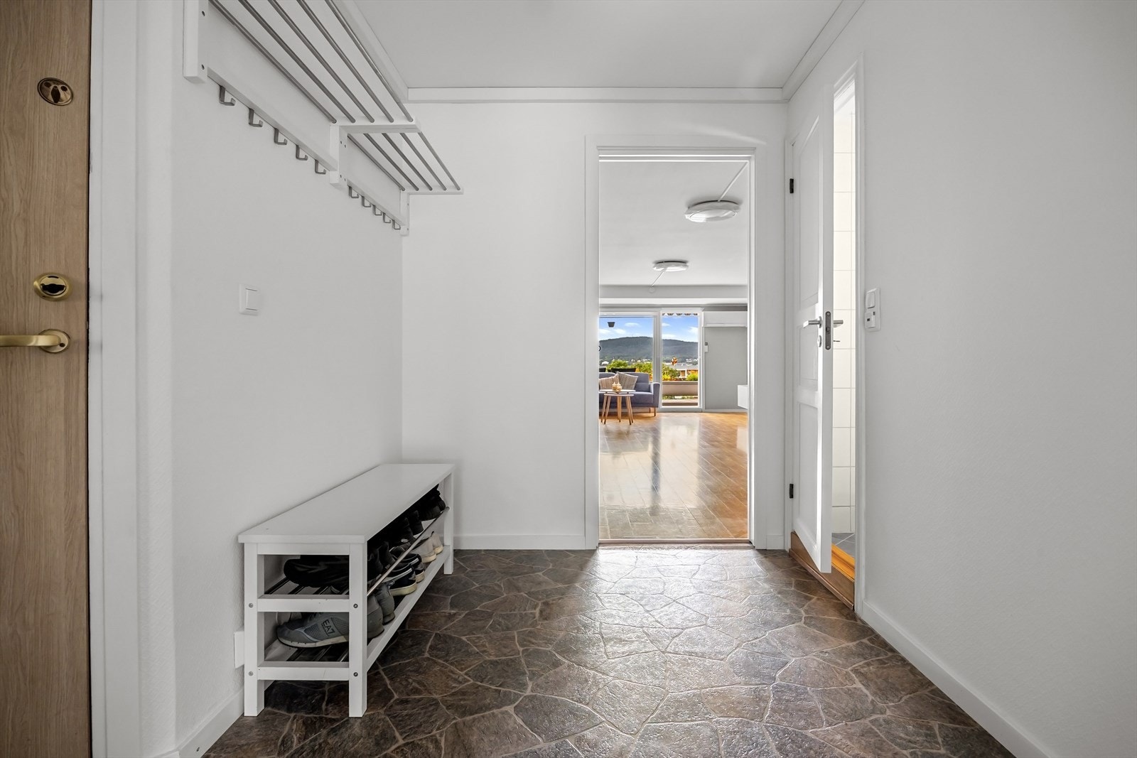 Du ønskes velkommen inn i en romslig entré. Galleribilde