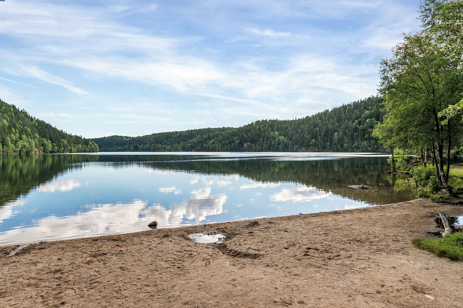 Fra leiligheten er det kort vei til Lutvann, en populær badeplass og et flott utgangspunkt for turer. Galleribilde
