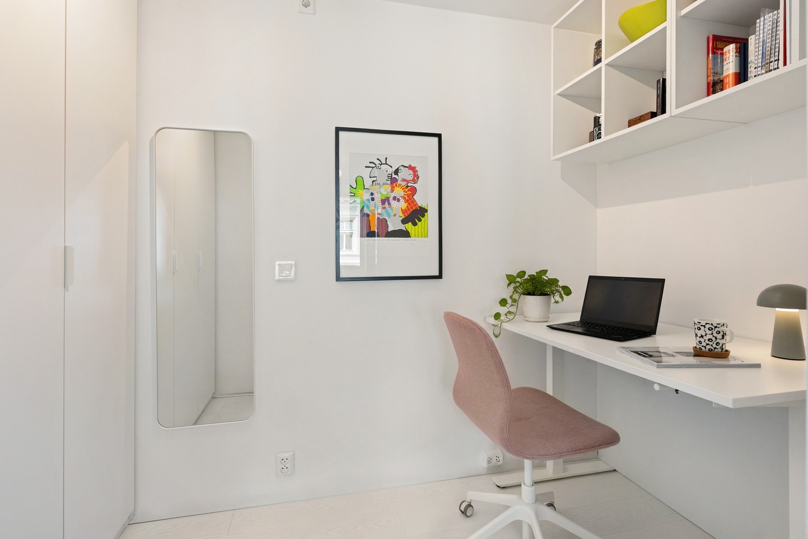 Innbydende hjemmekontor med god plass til skrivebord og hyller for oppbevaring. Galleribilde