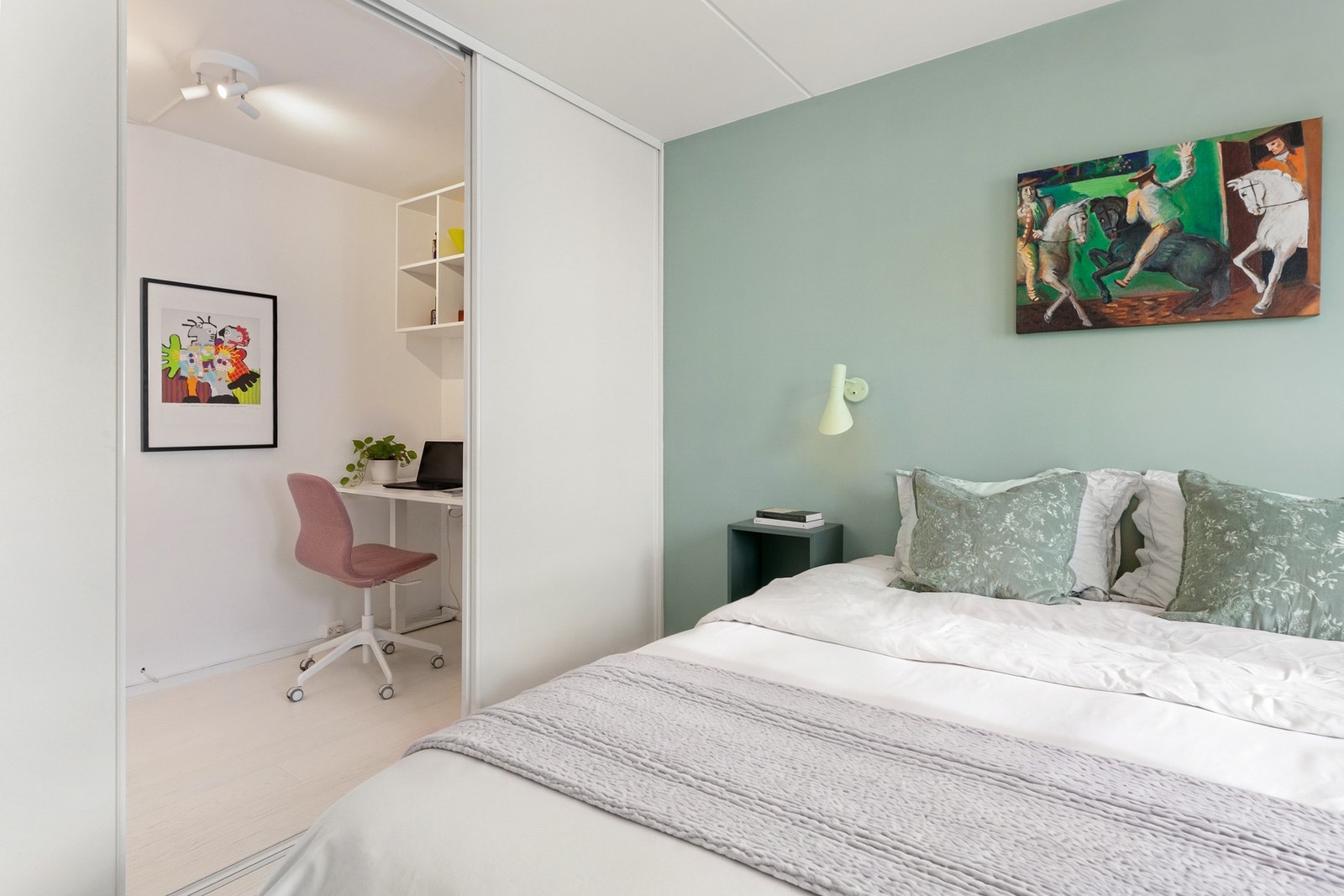 Praktisk hjemmekontor skjult bak skyvedørene, med kort vei fra soverommet. Galleribilde