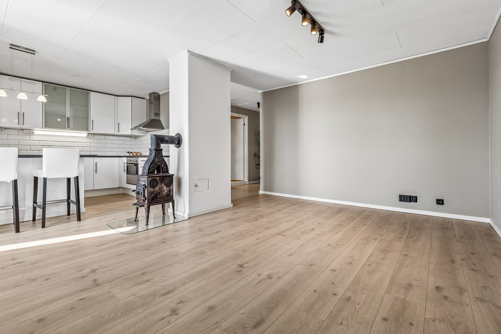 Stuen har en åpen løsning mot kjøkkenet og plass til både sofagruppe og spisebord. Galleribilde