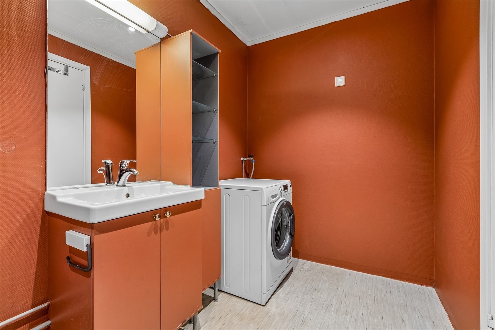Badet har vinylbelegg på gulv, våtromstapet på veggene og opplegg for vaskemaskin. Galleribilde