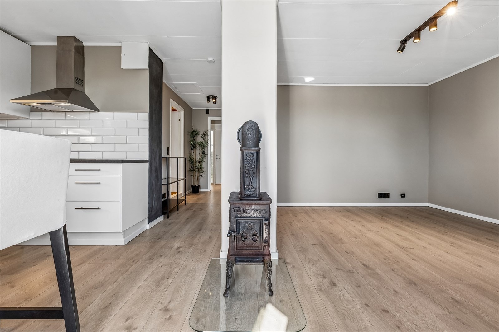 Ildstedet i stuen er en effektiv og hyggelig varmekilde. Galleribilde