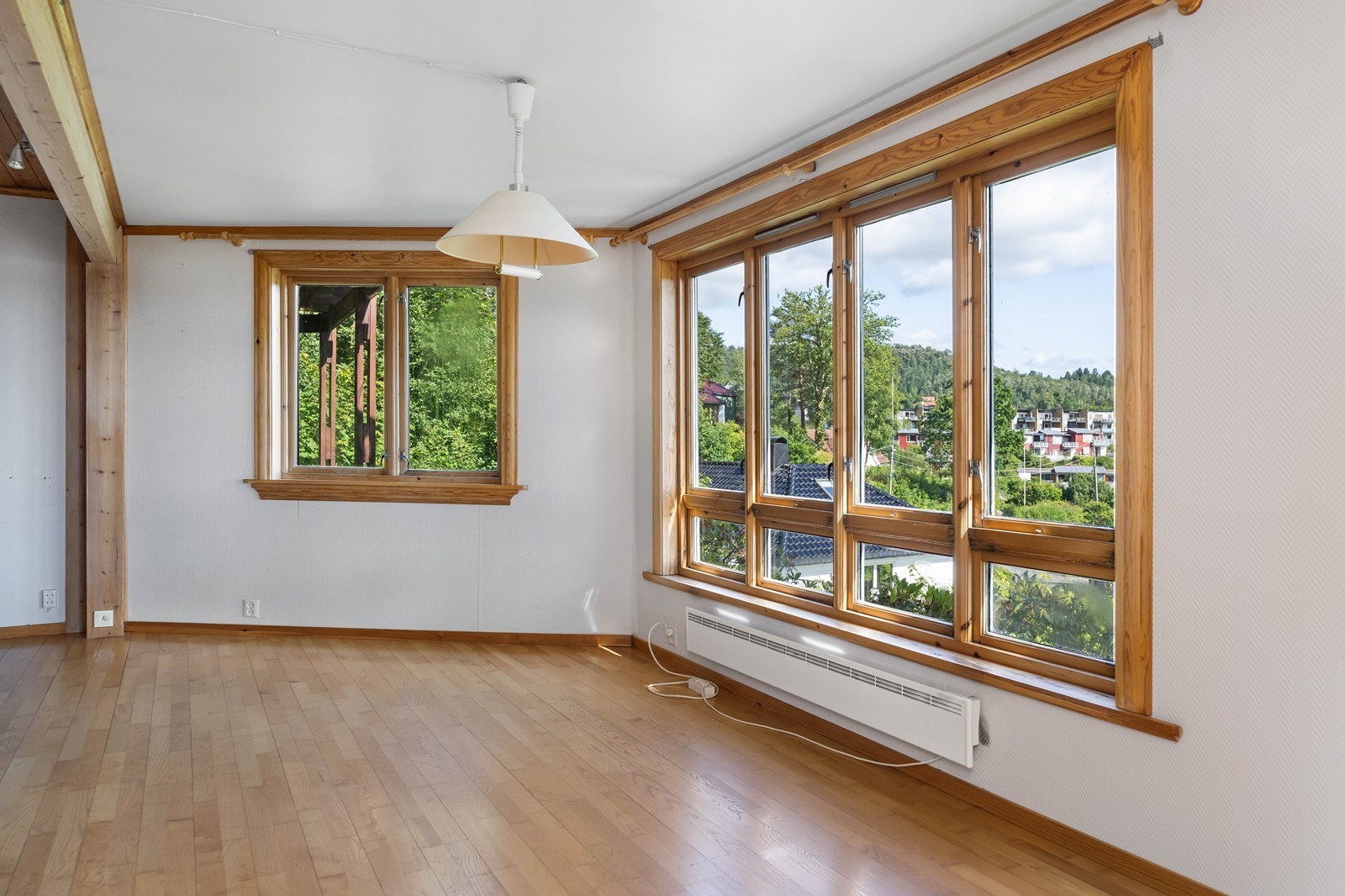 Store vinduer slipper inn rikelig med naturlig lys. Galleribilde