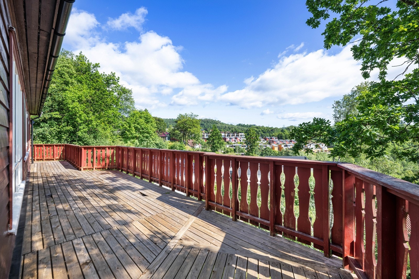 Med terrasse på hele 35 m² er det god plass til utemøbler hvor en kan nyte fine sommerdager. Galleribilde