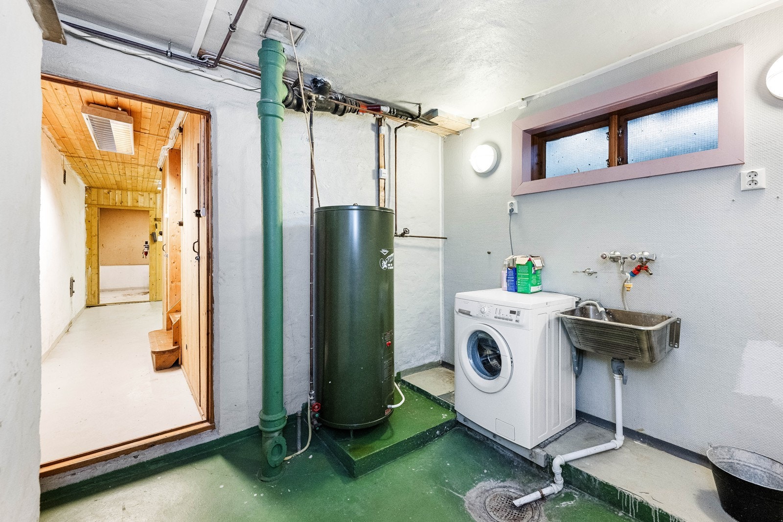 Vaskerom med opplegg for vaskemaskin og gode arbeidsflater. Galleribilde