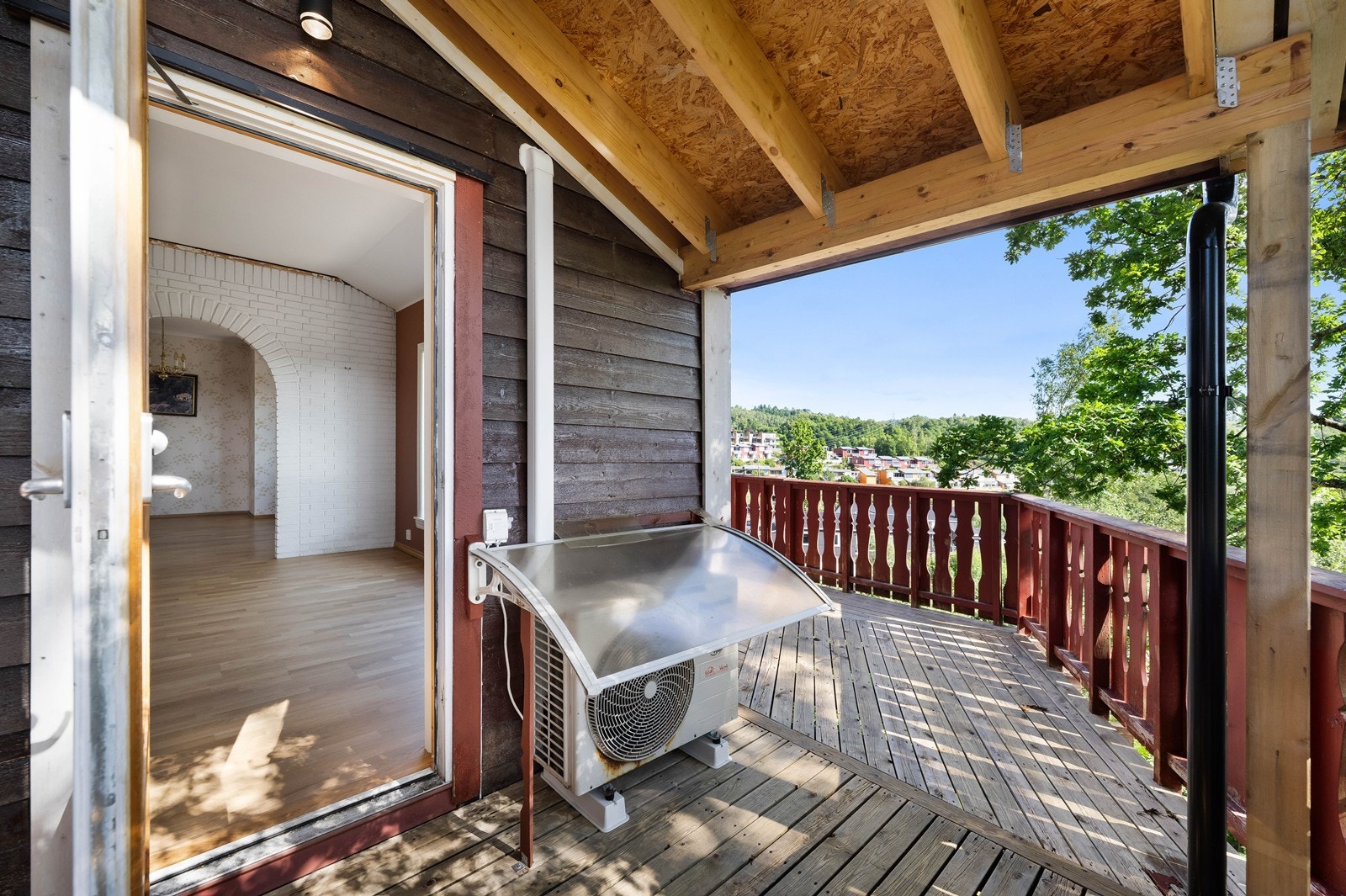 Fra stuen er det utgang til den sørvestvendte terrassen. Galleribilde
