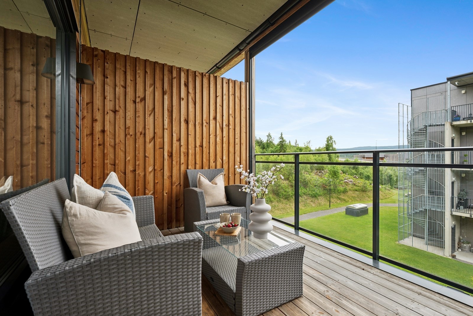 Fra stuen er det utgang til en terrasse på ca. 12 m² med plass til sittegruppe. Galleribilde