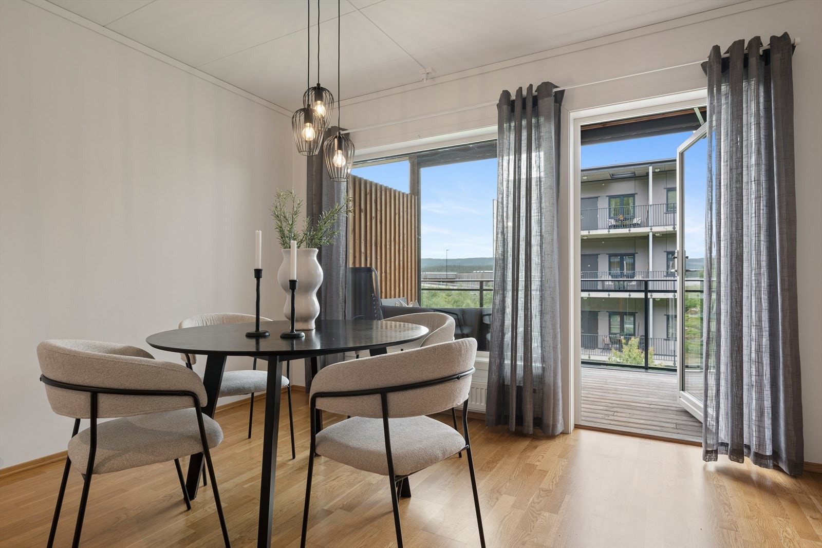 Spisestuen har en naturlig plassering med direkte utgang til terrassen. Galleribilde