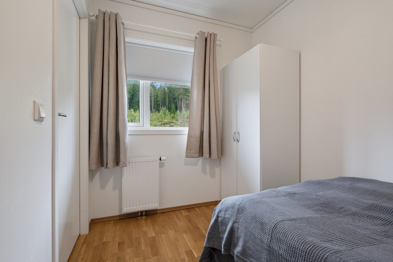 Også dette rommet har radiator med vannbåren varme. Galleribilde