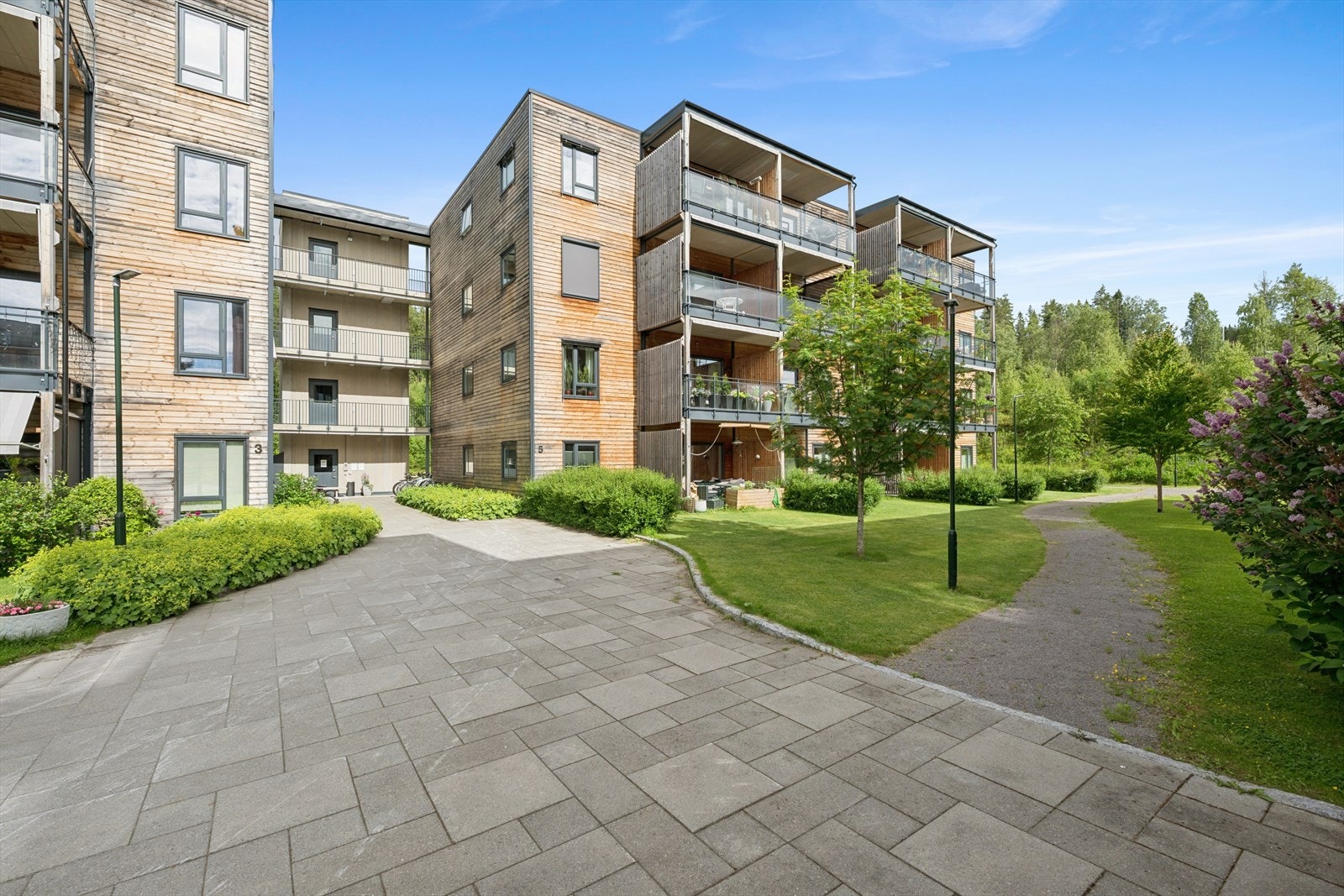 Sameiet Saglunden II har velholdte uteområder med asfalterte gangveier og beplantning. Galleribilde