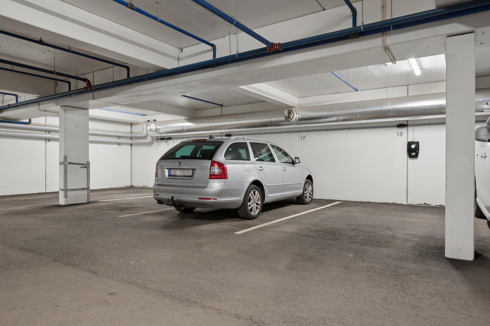 Med leiligheten følger én garasjeplass med elbillader og en sportsbod på ca. 5 m². Galleribilde