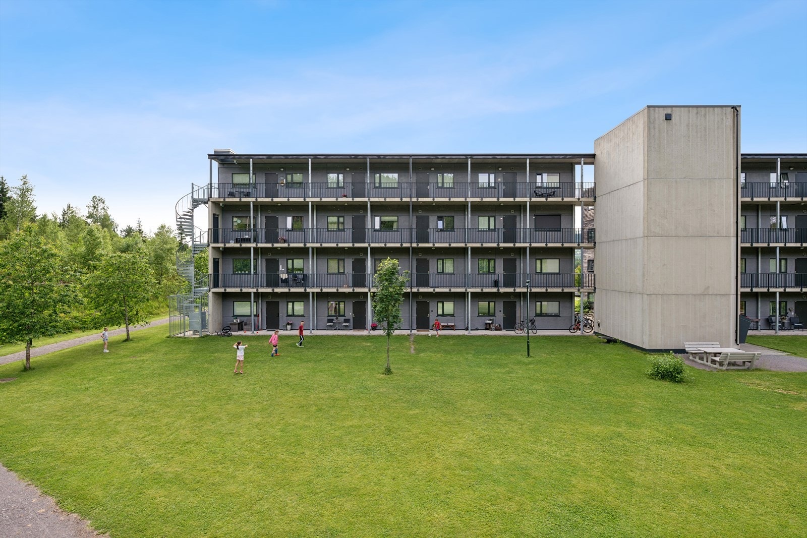 Adkomst til leiligheten i 3. etasje via heis og en overbygget svalgang. Galleribilde