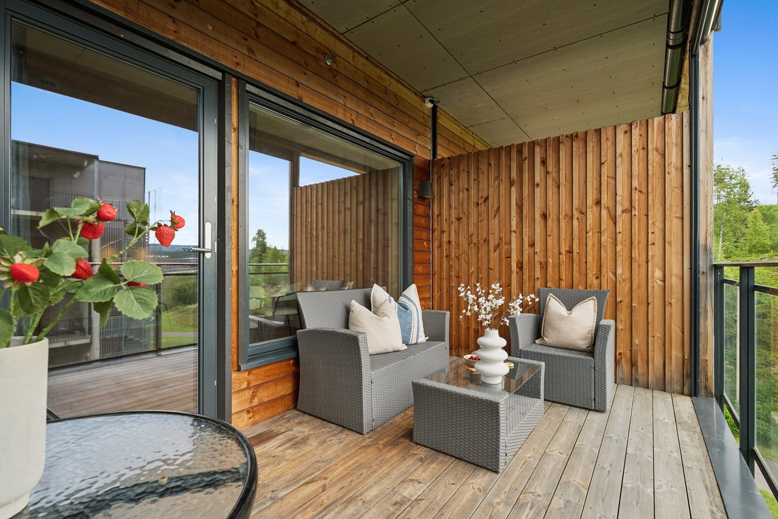 Terrassegulvet er av impregnert tre. Galleribilde