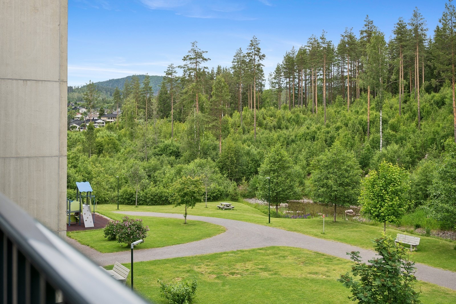 Fra leiligheten er det fri utsikt over de grønne, rolige omgivelsene. Galleribilde