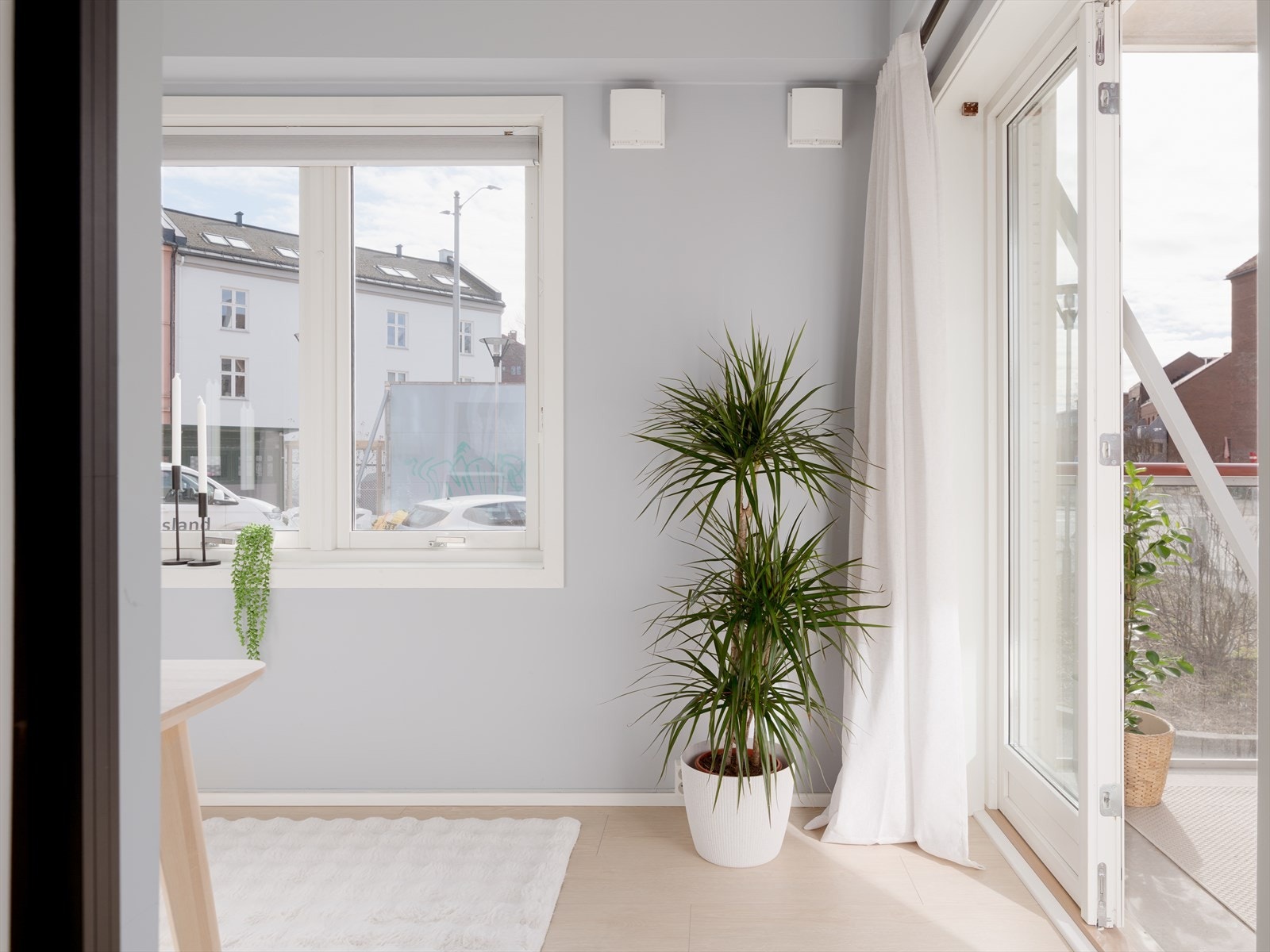 Romslig soverom med direkte utgang til en vestvendt balkong Galleribilde