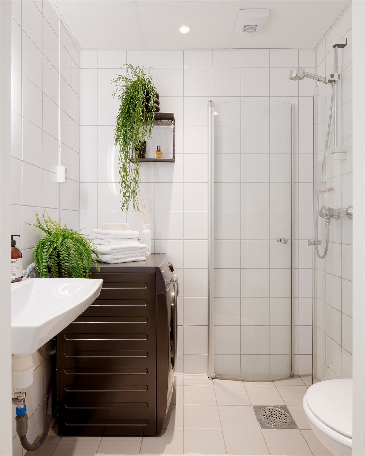 Pent flislagt bad med opplegg for vaskemaskin Galleribilde