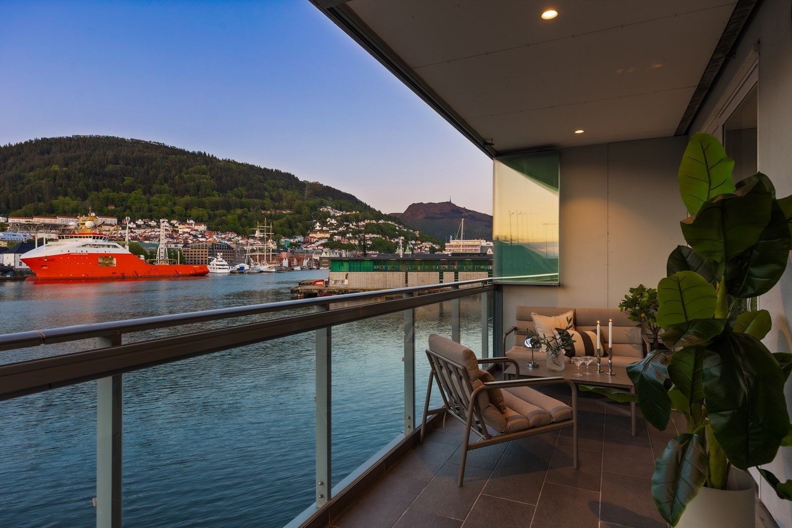 Balkongen på ca. 21 kvm fremstår som en naturlig forlengelse av stuen og gir gode møbleringsmuligheter med plass til både loungegruppe, spisebord og hyggelig beplanting Galleribilde