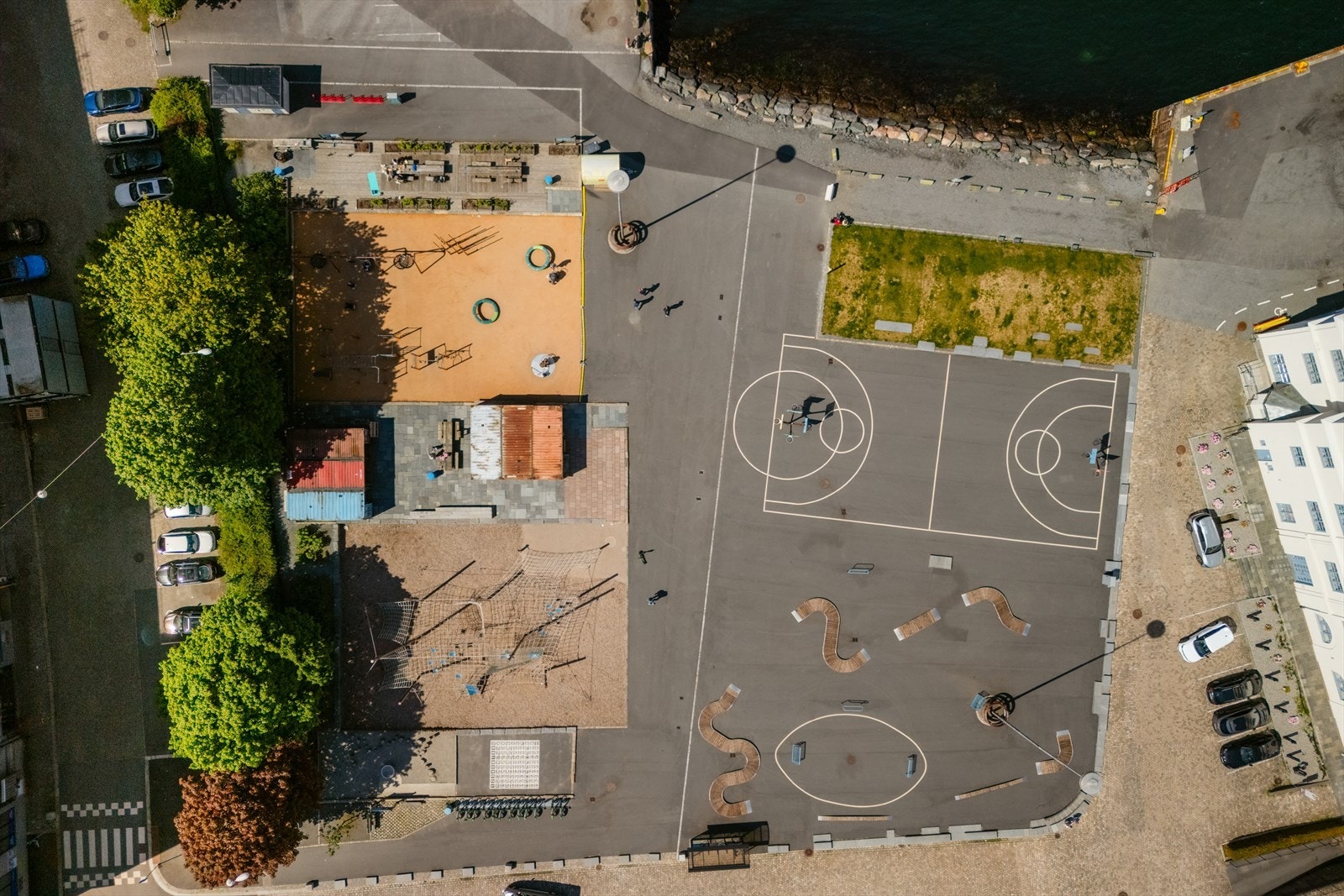 Området er barnevennlig med en stor lekeplass og basketbane like ved Galleribilde