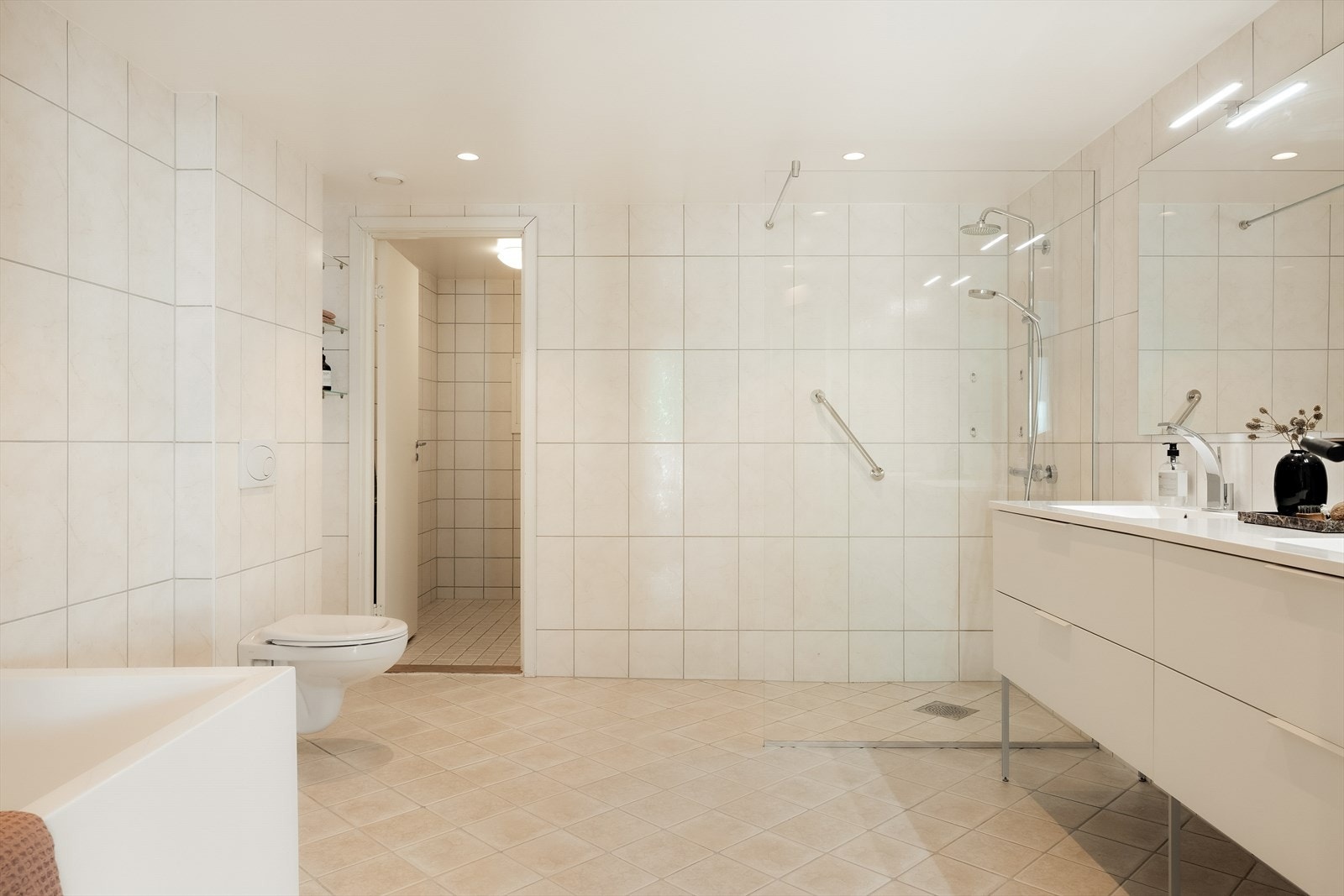 Fra badet er det videre adkomst til separat vaskerom Galleribilde