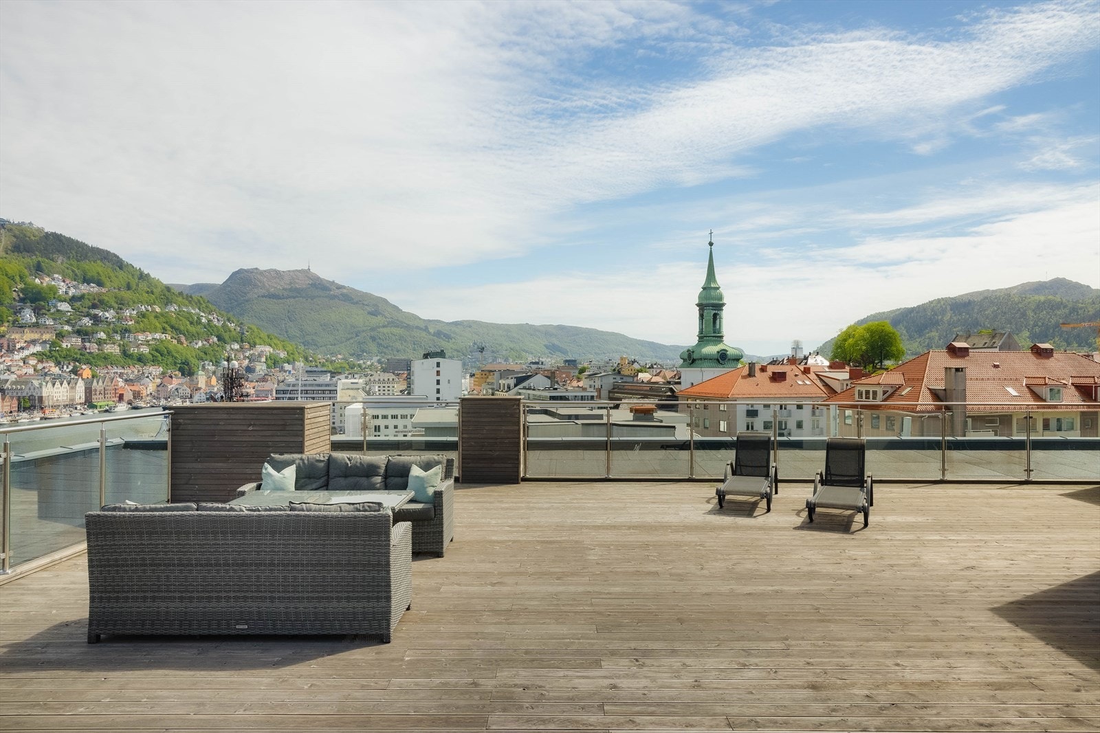I tillegg til egen privat balkong har leiligheten bruksrett til den spektakulære takterrassen i byggets 10. etasje, med fantastisk utsikt over Bergen by Galleribilde