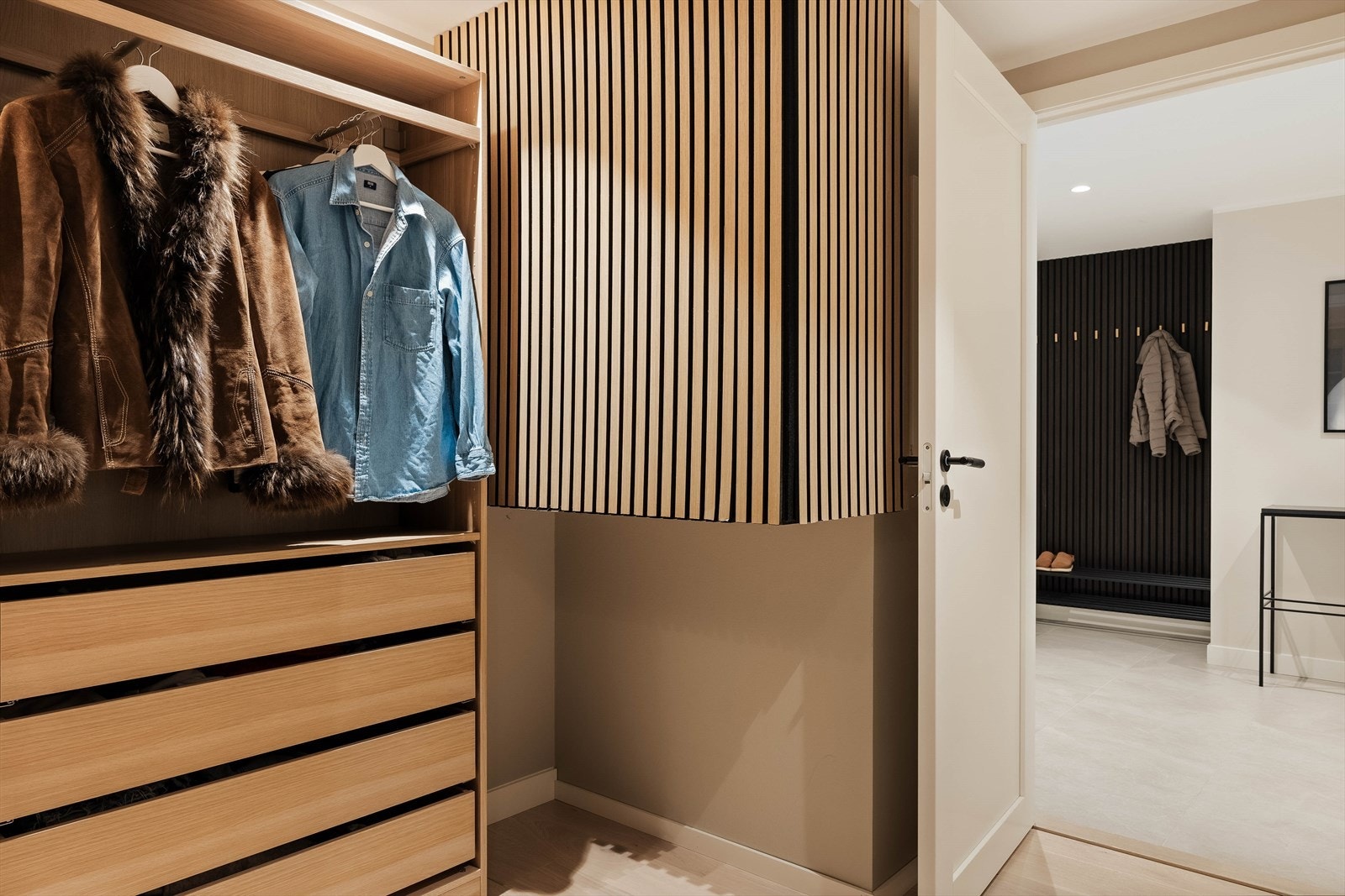 I tilknytning til hallen finner man et praktisk walk-in-closet Galleribilde