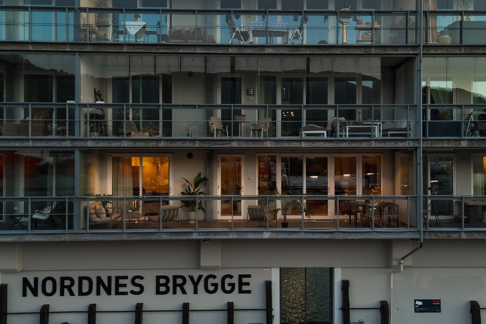 Leiligheten er tilknyttet populære Nordnes Brygge Galleribilde