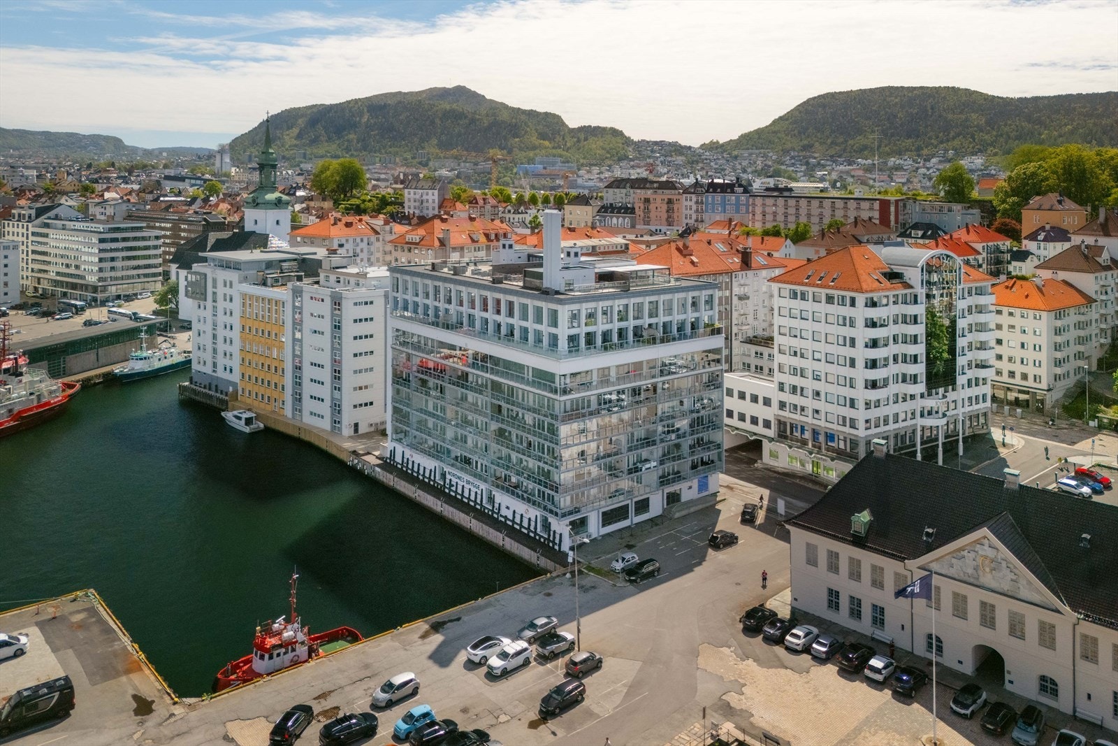 Stor kommunale parkeringsplass med lademulighet rett ved blokken Galleribilde