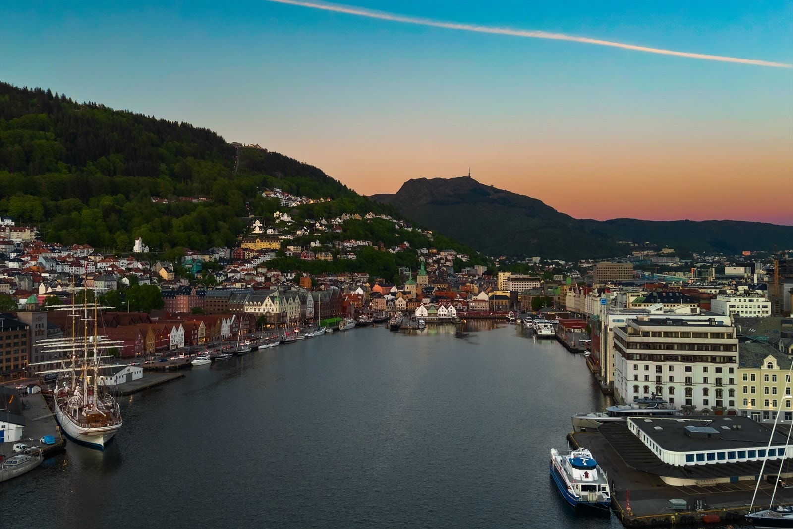 Fra leiligheten er det kun en kort spasertur til Bryggen, Fisketorget, kaféer, restauranter, uteliv og Torgallmenningen med gode shoppingmuligheter Galleribilde