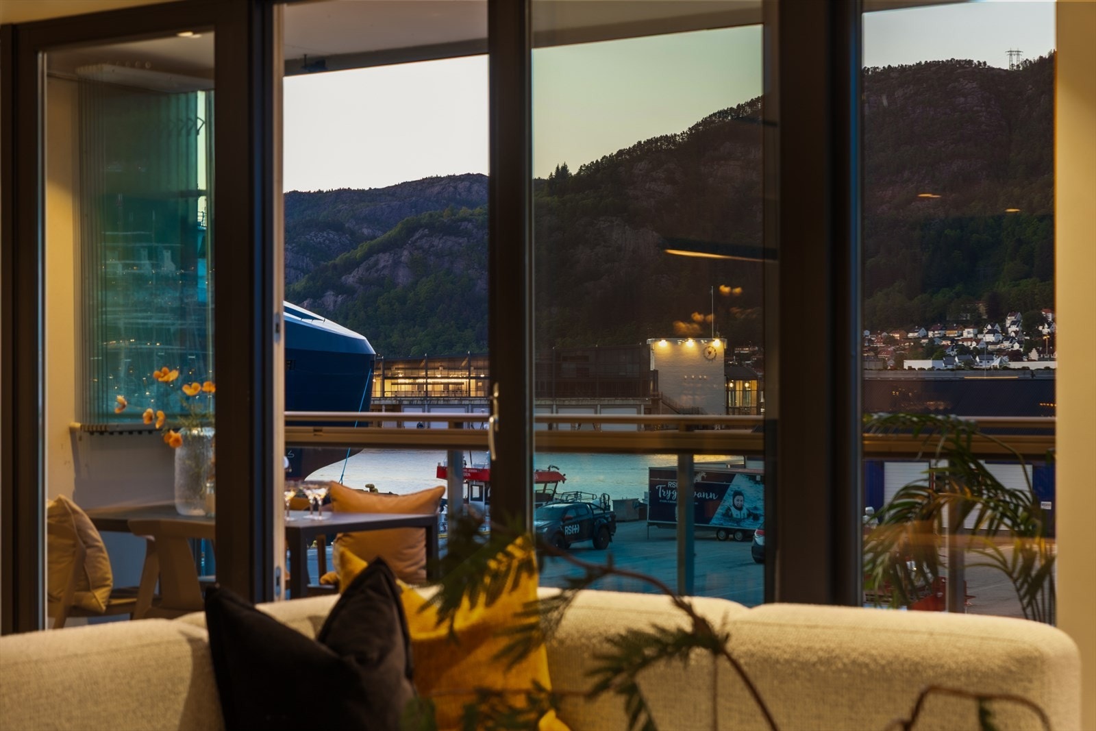 Fra stue har man nydelig utsikt over Bryggen og innseilingen til Bergen Galleribilde