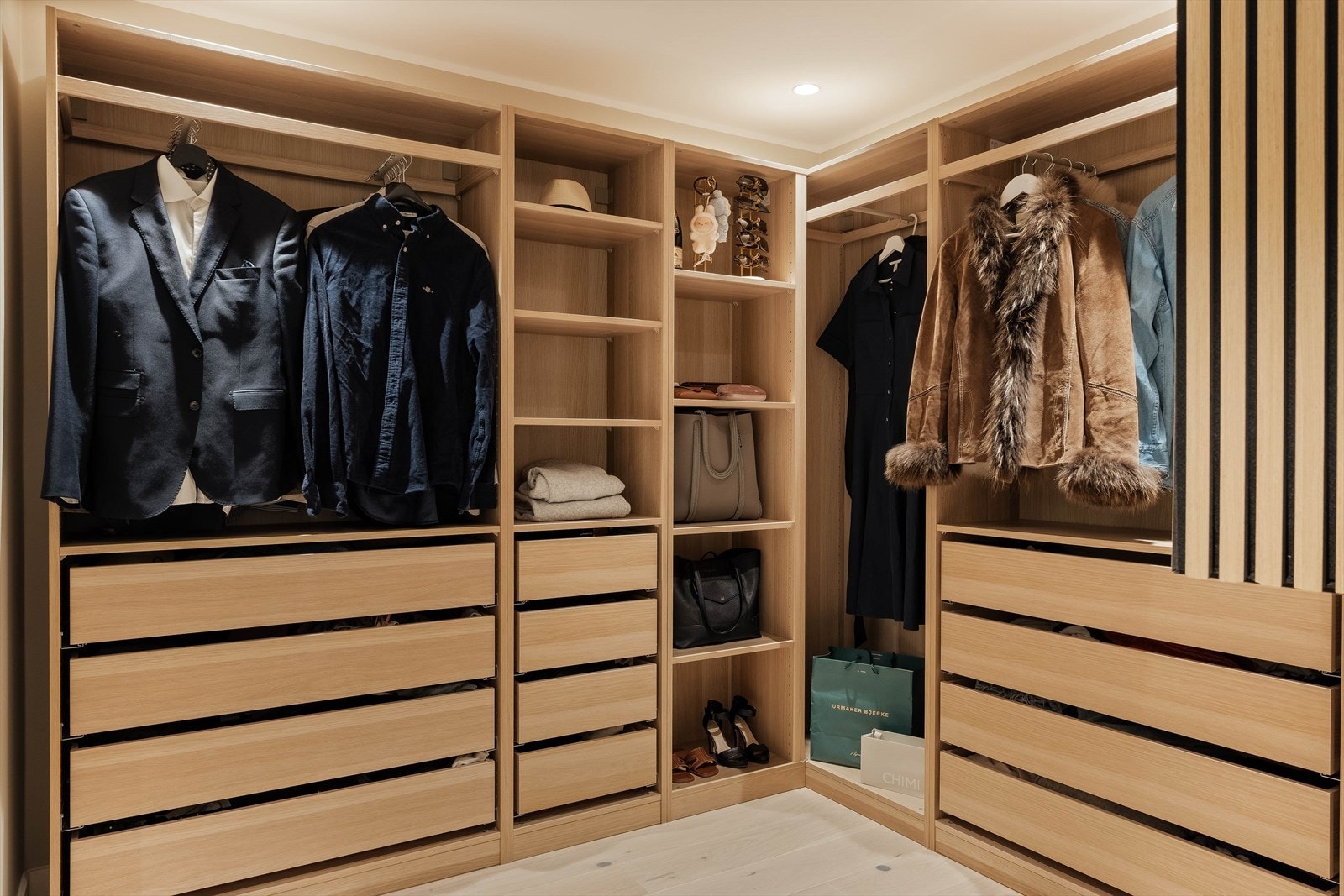 Walk-in-closet bidrar til en ryddig og funksjonell hverdag Galleribilde