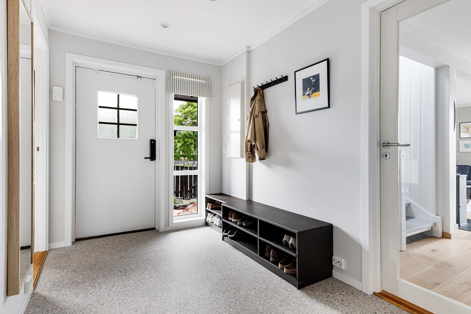 Fra hovedinngangen er det enkel adkomst til resten av etasjen. Galleribilde